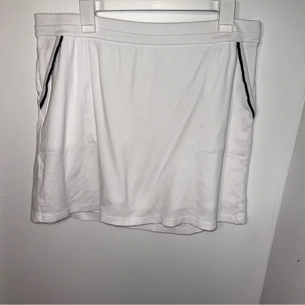 Jones New York, XL White w/black slant pockets knit comfort waistband knit skort